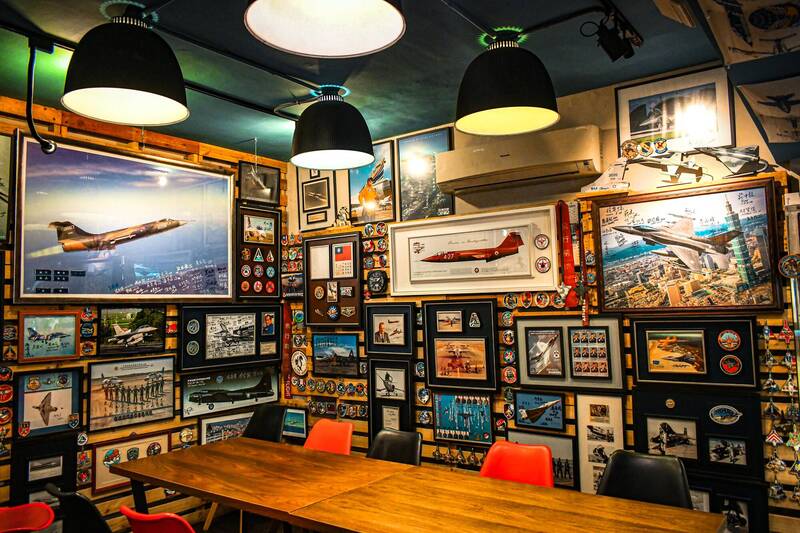 軍風尚》戰機+金曲+美食 「屠老師的店」處處皆驚喜