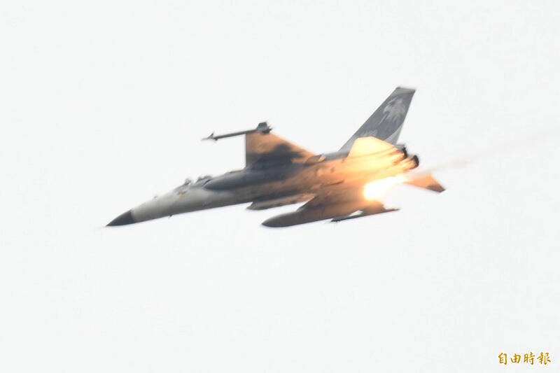 三軍聯訓基地操演 各式陸空武器震撼天際