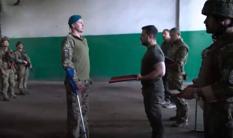 影片曝光！ 澤倫斯基抵達別爾江斯克前線視察授勳