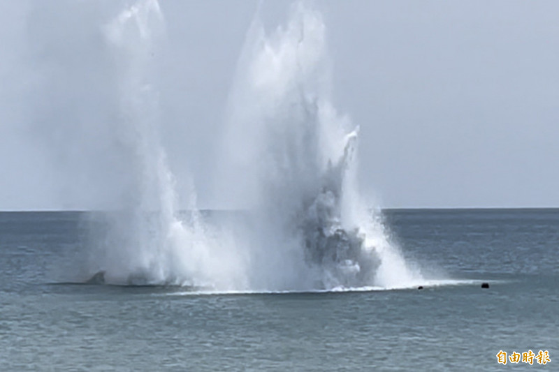 「神弓」操演落海刺針飛彈  軍方今水下搜尋爆破震撼海面