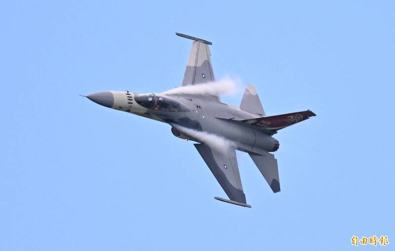 IDF戰機性能展演 主場飛官徐偉育：腎上腺素讓他很雀躍