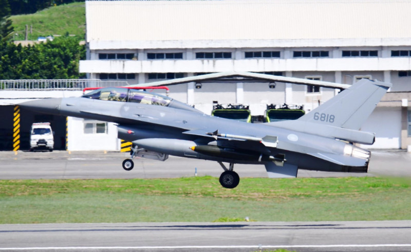 獨家》空軍F-16V戰機炸射靶船  第五聯隊順利達標