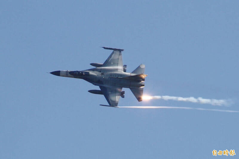 三軍聯勇操演登場 戰機火砲震撼恆春半島