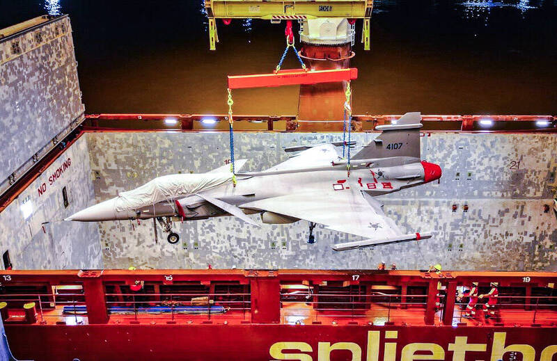 太酷！戰機裝箱用海運 紳寶再向巴西交付JAS-39E「獅鷲」