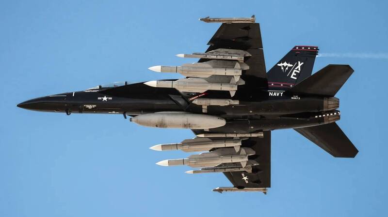 全空優重裝的「超級大黃蜂」 美測試中隊戰機首掛4枚AIM-174B飛彈試飛