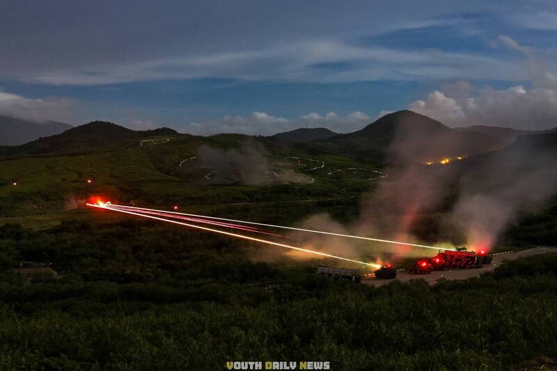 軍武圖輯》夜戰！實彈射擊火光照山谷 564旅「摸黑無照明」夜攻