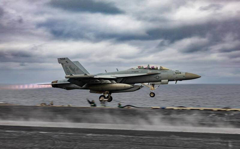 美軍F/A-18F「超級大黃蜂」遭神盾艦擊落 傳「標準二型」飛彈所為
