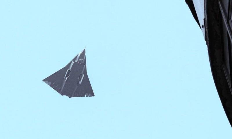 中國新一代戰鬥轟炸機首飛畫面曝 匿蹤性能成焦點