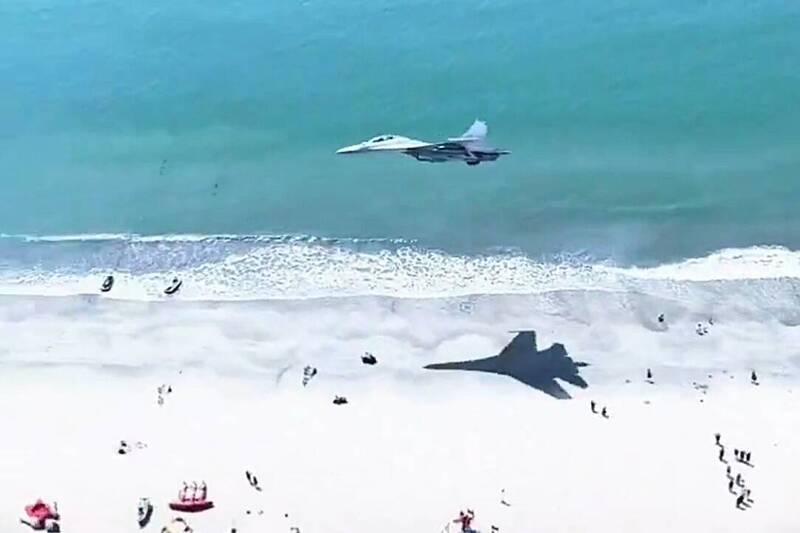 【影】危險...沒有最低安全高度？ 中國殲-16戰機超低空海岸衝場