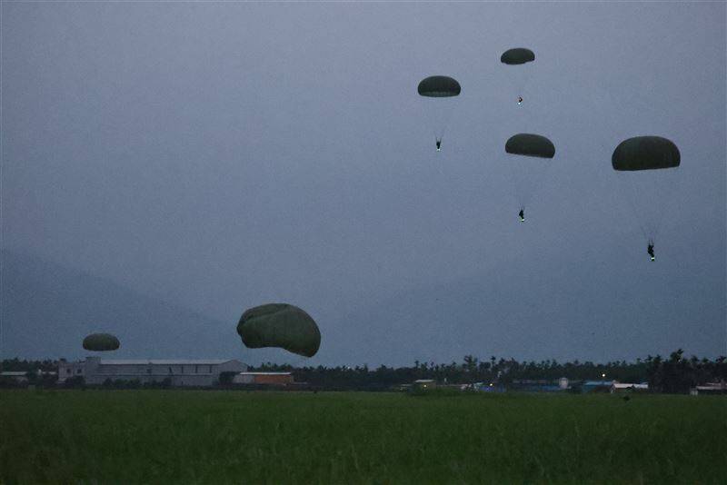 白天跳完晚上跳！ 航特部「夜間跳傘」考驗目標捕獲與心理素質