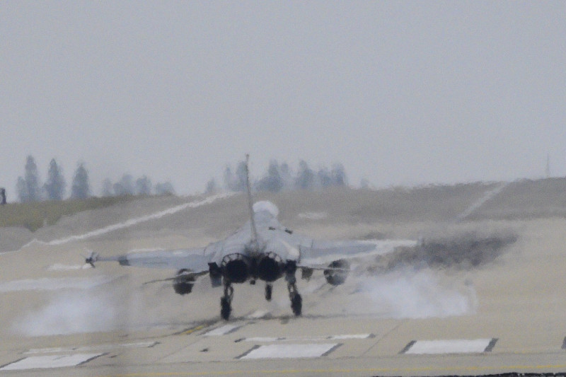 【影】空軍IDF戰機降澎湖輪胎又「煞爆」 華信民航機只能盤旋返航