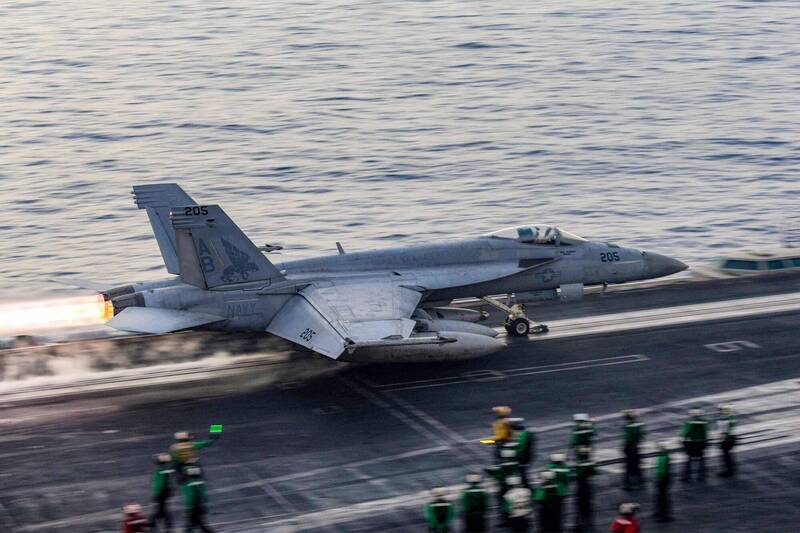 美軍「杜魯門號」航艦出事故 「超級大黃蜂」戰機與拖車墜海