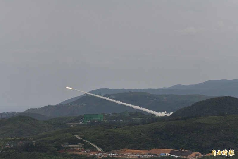 「海馬斯」初登板！ 國軍在九鵬首射7枚火箭彈震撼全場