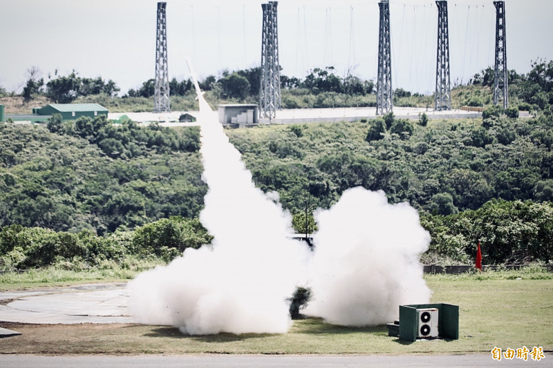 「陸劍二」飛彈射擊操演3發全中 但時間一度延後丶靶機還翻了