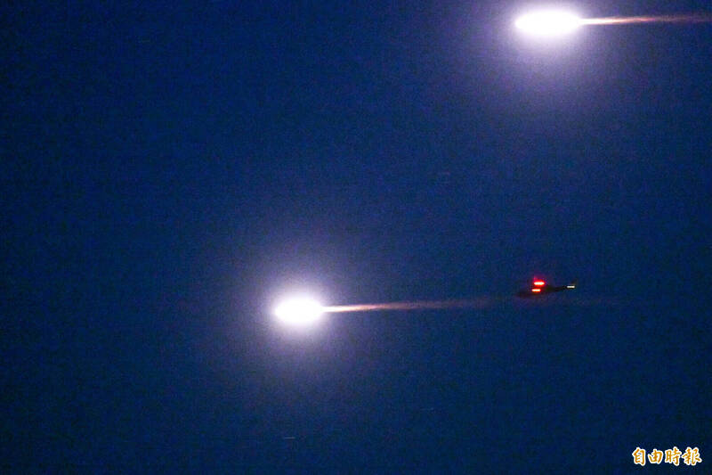 眼鏡蛇直升機發射響尾蛇飛彈 九鵬大沙漠夜間操演震撼畫面曝