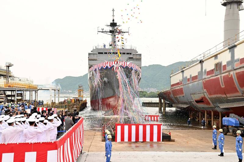 【影】命名、擲瓶、下水一氣呵成 海自「二代目」明石號測量艦就位