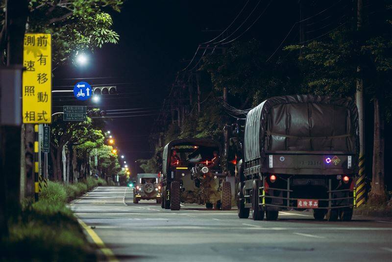陸軍58砲指部戰備偵巡 這次罕見把155公厘榴砲「牽」上路