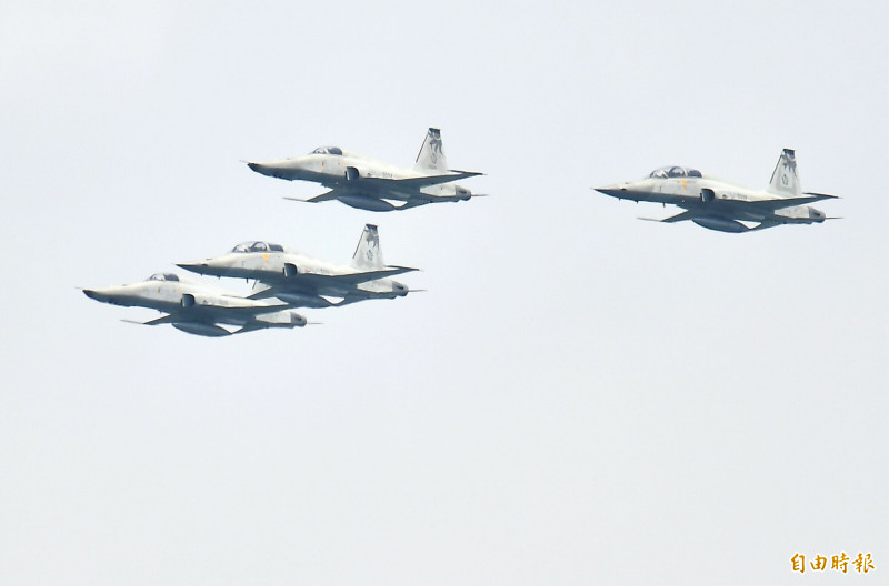 軍武圖輯》F-5戰機除役在即 四機編隊飛行秀最後英姿