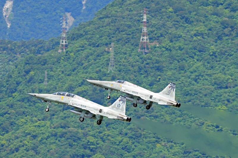 RF-5E、F-5F戰機下周除役 國軍社群先發同飛美照「致敬」