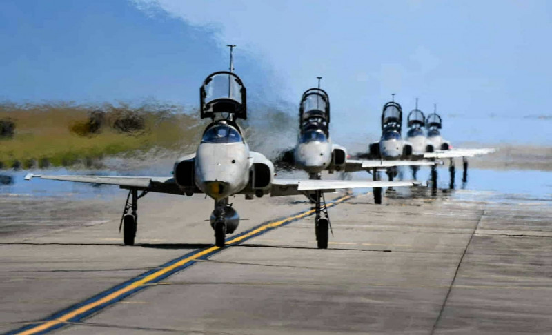 獨家》看一次少一次！ F-5戰機2天後除役 5機「大象走路」編隊亮相