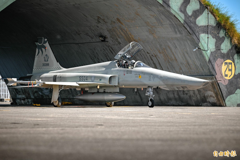 RF-5E偵察機今天除役 空軍「水門禮」象徵榮退