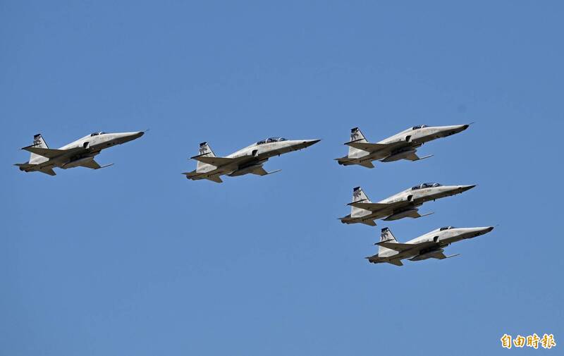 【影】四天5支影片「致敬」 空軍F-5戰機與51年台海生涯說再見