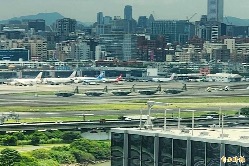 獨家》丹娜絲颱風直撲南台灣 空軍5架C-130運輸機北上松山基地防颱