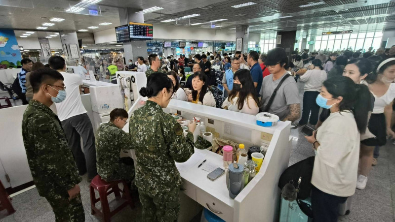 漢光41》演習也支援疏運  國軍7航次C-130軍機搶飛金門載人