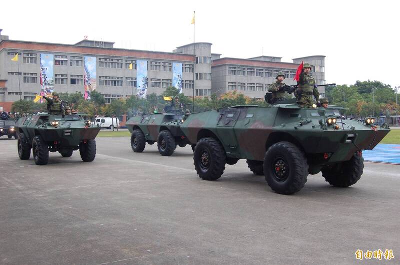 台東憲兵V-150裝甲車翻覆 空軍：人員輕傷、調查釐清中