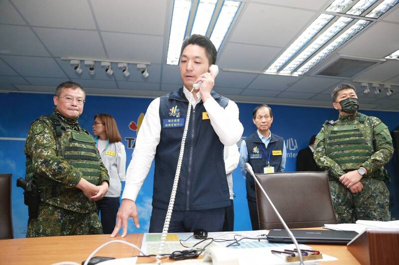 為下午城鎮韌性演習暖身 蔣萬安用「軍線」和軍民整合中心通話