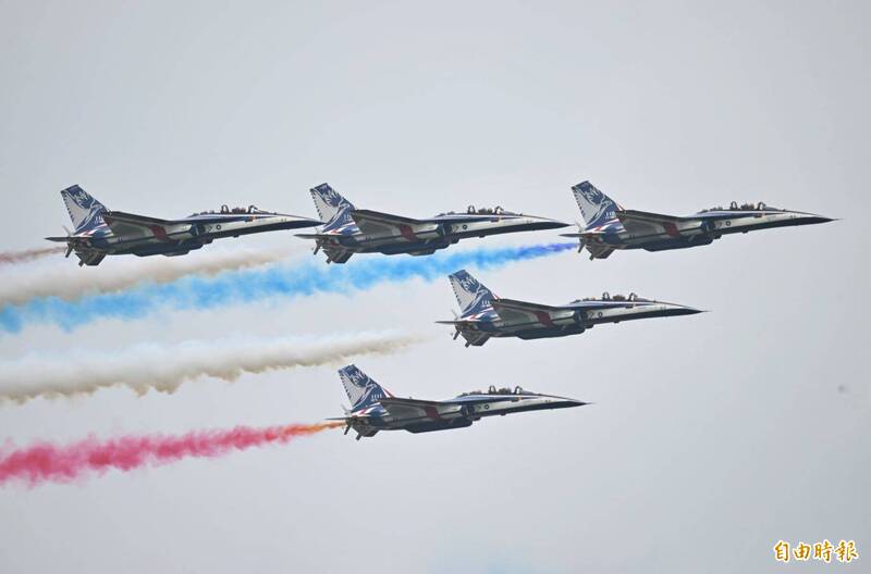 雷虎「勇鷹」高教機噴煙秀性能！ AT-3服役逾30年今正式交棒