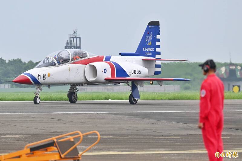 國造AT-3高教機服役近40年 曾掛「空射雄二」飛彈測試