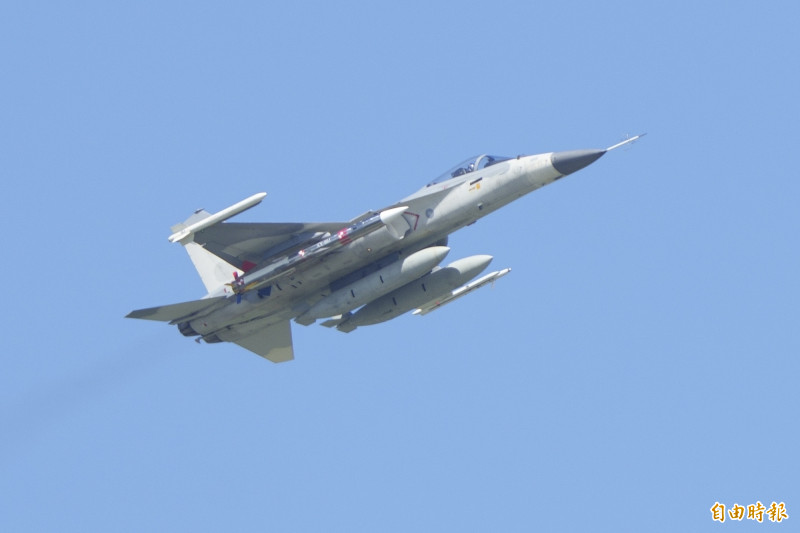 經國號戰機掛載「空射雄三」測試彈現蹤台東 順利完成投彈