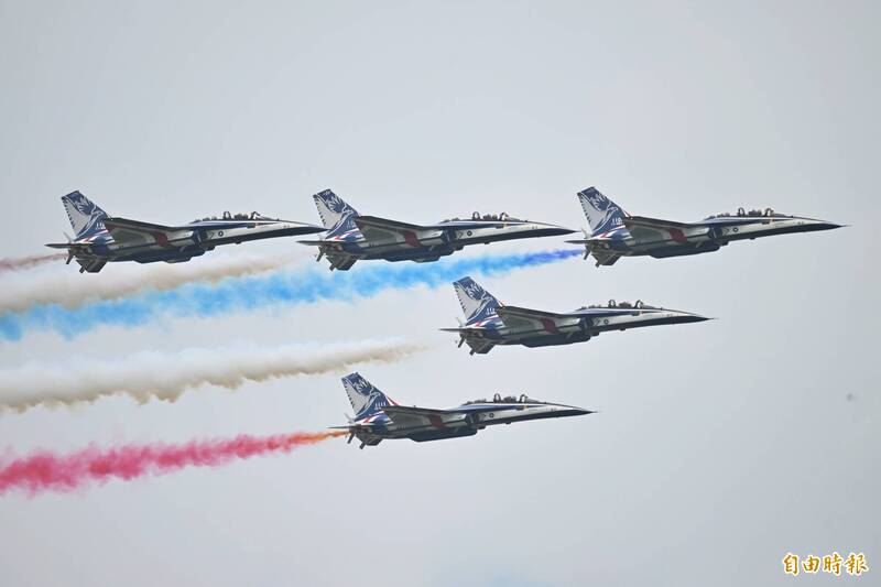 雷虎小組喜迎「勇鷹」特技新機 空軍擬斥資4772萬元買噴煙染劑