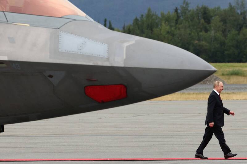 【影】F-22與「俄」的距離！ 雙普會刻意出動匿蹤B-2、F-35很有料