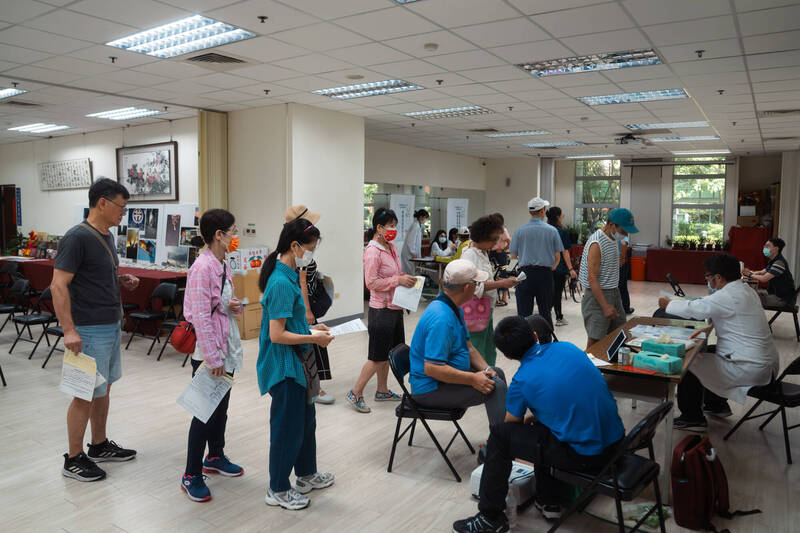 三總松山分院巡迴醫療  李棟樑丶鍾樹明率隊慰訪肯定