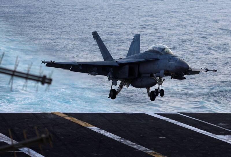 美國海軍1架「超級大黃蜂」戰機意外墜海 飛行員彈射