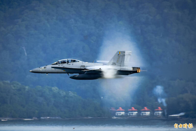 【影】禍不單行 美海軍、馬空軍接連摔掉F/A-18戰機幸無人傷亡