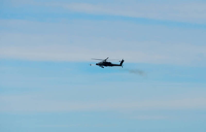 【影】25公里視距外射程警告俄軍 美阿帕契直升機在歐首射長釘飛彈