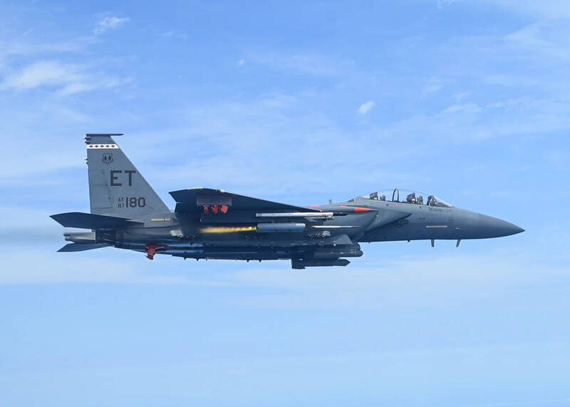 用飛彈打無人機太貴  F-15E、阿帕契掛APKWS導引火箭測試