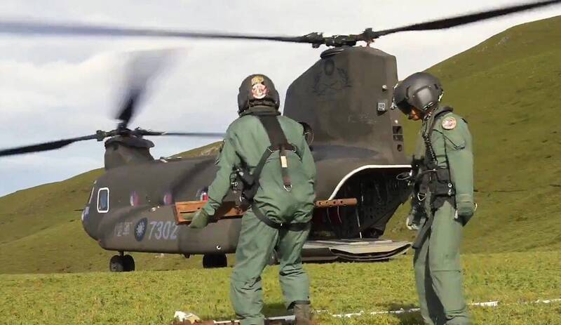 【影】80年前美軍機墜毀三叉山 陸航CH-47降落嘉明湖運B-24殘骸