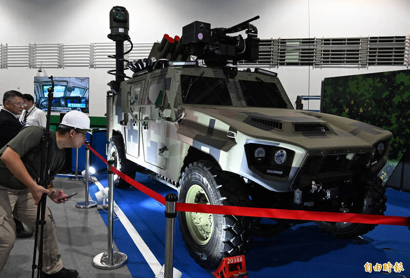 【影】可自主駕駛還可射勁蜂無人機 偵搜戰術輪車運用價值大增