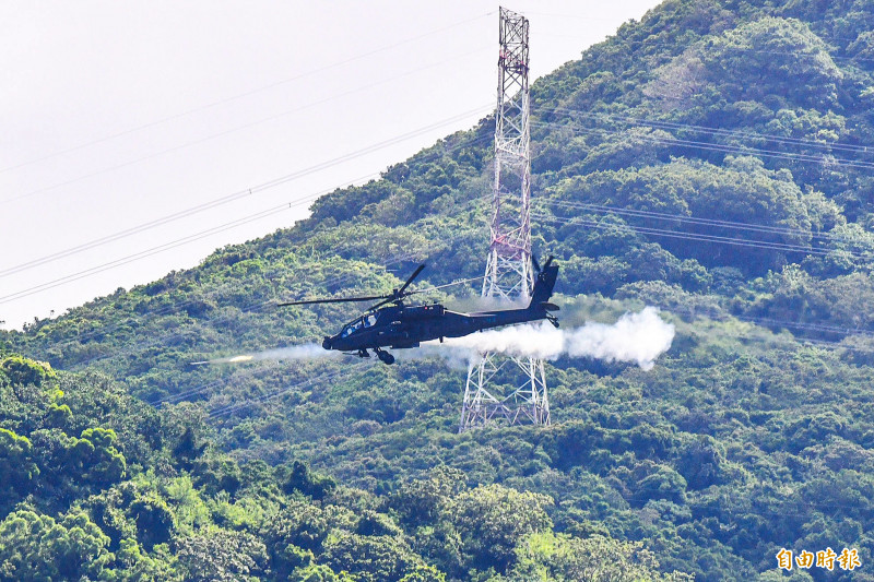 國軍「聯勇操演」登場！阿帕契30鏈砲狂轟、IDF熱焰彈齊射