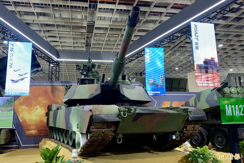 「台版艾布蘭」月底成軍 陸軍司令呂坤修赴美前視導M1A2T戰車整備