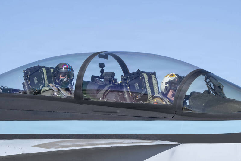 【影】「捍衛戰士」再現 美戰爭部長赫格塞斯登F/A-18F戰機同乘飛行