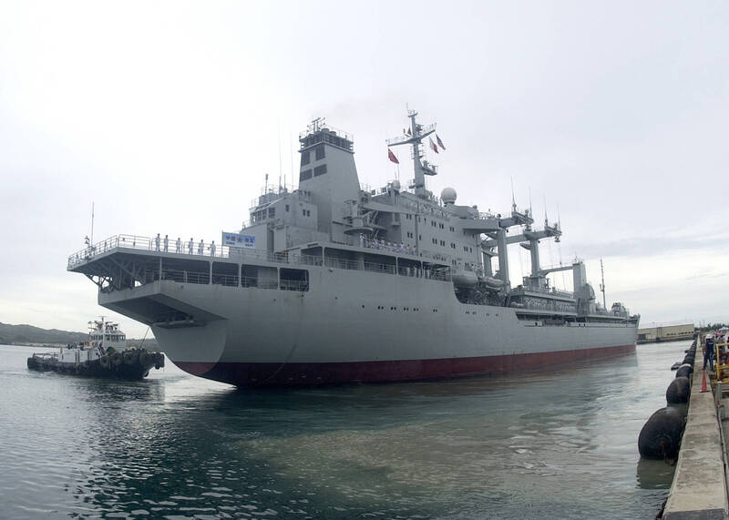中國海軍補給艦現身黃岩島 凸顯與海警協同行動日趨密切