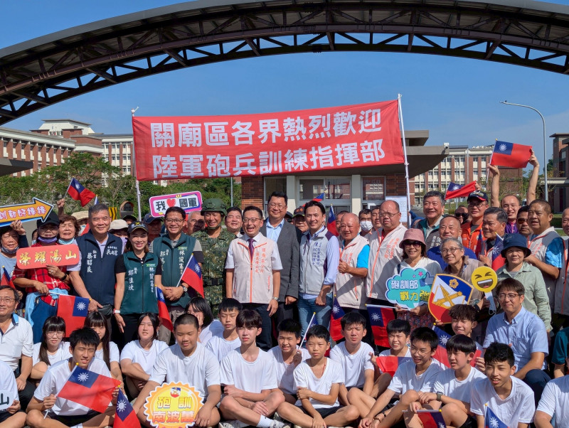 陸軍砲校進駐台南關廟  民眾揮舞國旗熱情迎接