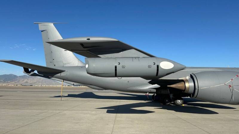 客貨機功能越來越多 美KC-135加油機裝通訊莢艙秒變指揮機