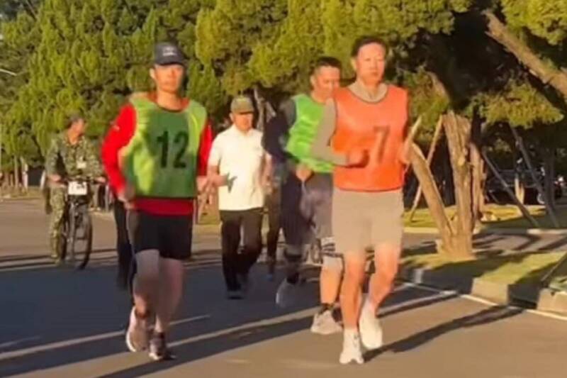 是誰跑在陸軍司令前面？ 呂坤修上將「將官盃」親自下場跑步