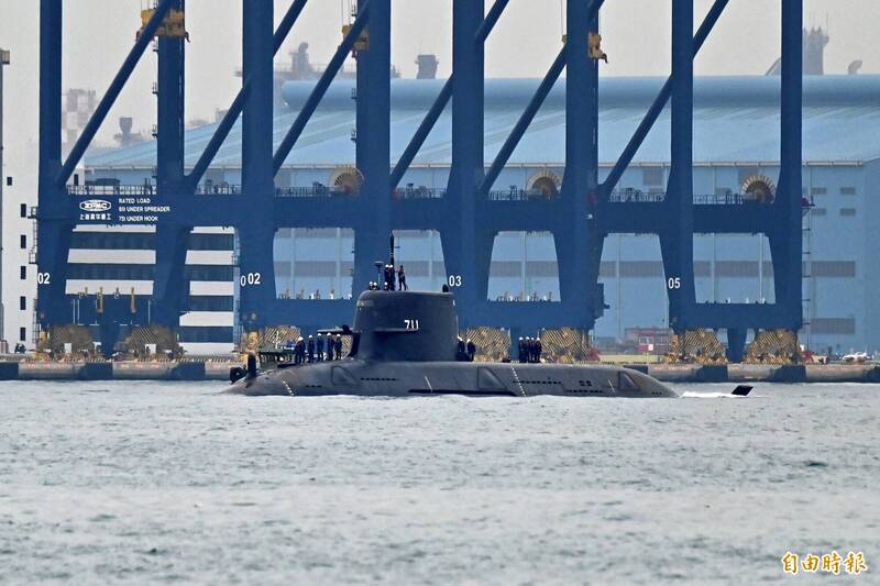 海鯤號今晨浮航出海  奮進魔鬼魚打頭陣  可望今明兩天連續海試